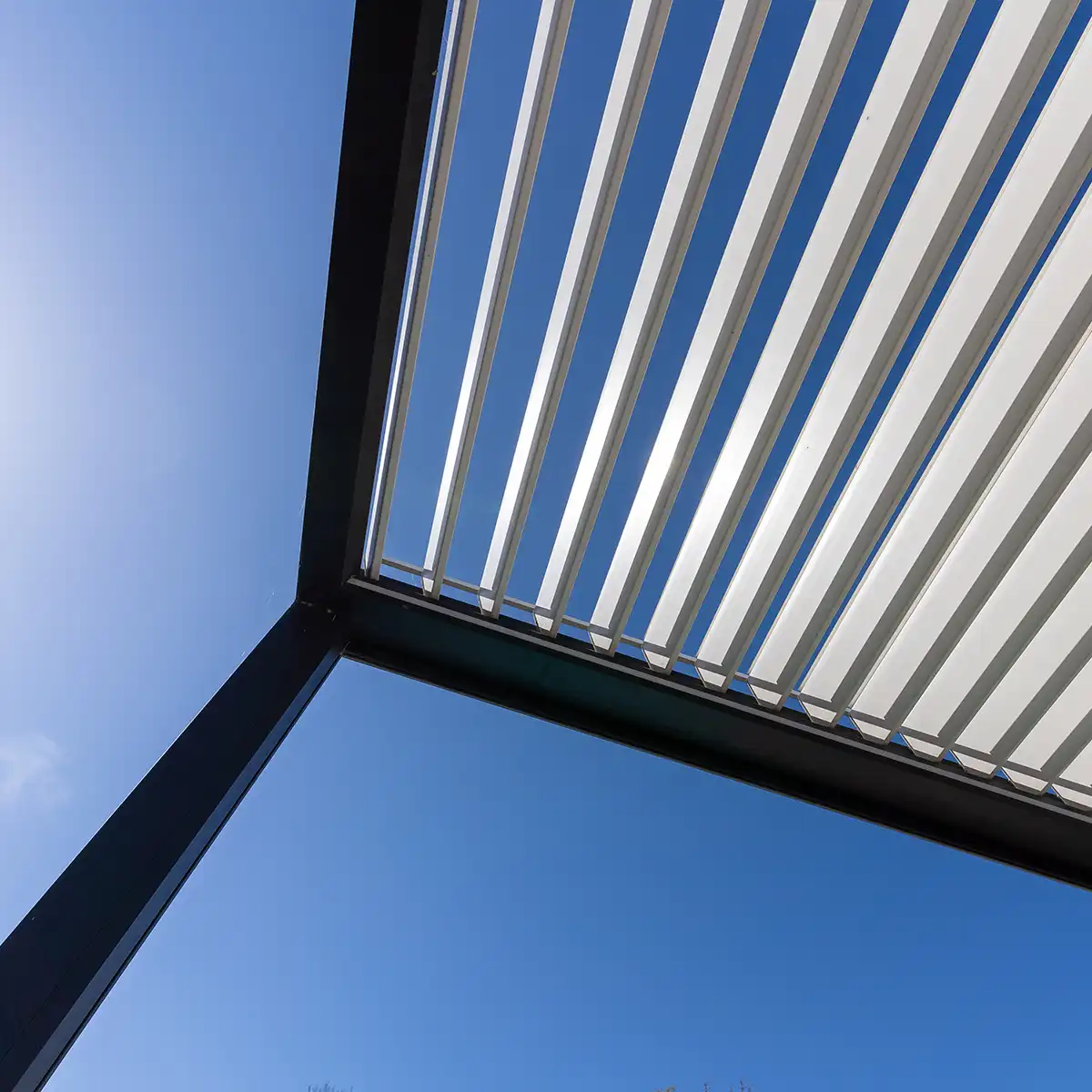 Solutions d’ombrage : quelles solutions adaptées pour l’accueil en extérieur des établissements de plein air